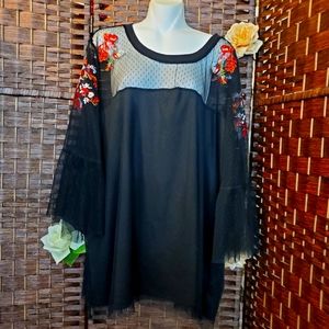 Torrid blouse color black Whith floral in the slee